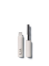 ILIA Limitless Lash Mascara mini in de tint After Midnight (zwart), open met de borstel getoond