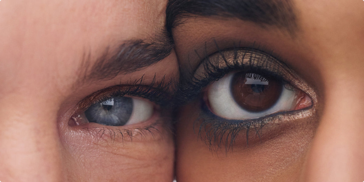Close-up van twee ogen met een expressieve, gouden ILIA-oogmake-up look
