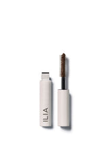 ILIA Limitless Lash Mascara mini in de tint Before Dawn (bruin), open met de borstel getoond