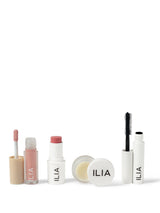 De vier mini-producten uit de ILIA Minis for Any Mood set naast elkaar: Lip Wrap, Multi-Stick, Liquid Powder Eye Tint en Limitless Lash Mascara
