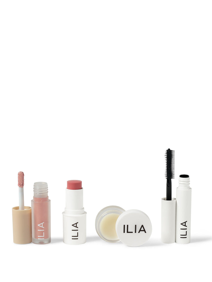 De vier mini-producten uit de ILIA Minis for Any Mood set naast elkaar: Lip Wrap, Multi-Stick, Liquid Powder Eye Tint en Limitless Lash Mascara